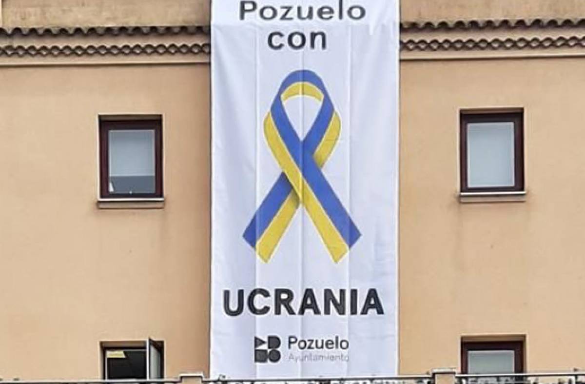 
                                                    La fachada del Ayuntamiento de Pozuelo luce una pancarta de apoyo a Ucrania