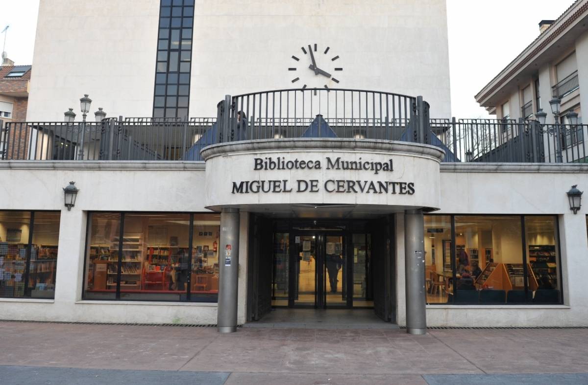 
                                                    Pozuelo incrementa los fondos de las bibliotecas municipales con libros en ucraniano