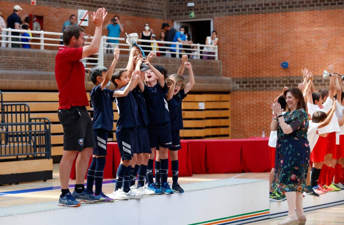 Los participantes de los Juegos Deportivos Municipales celebran su fin de temporada con la entrega de trofeos 