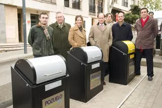 El alcalde visita las obras de instalación de los nuevos contenedores soterrados