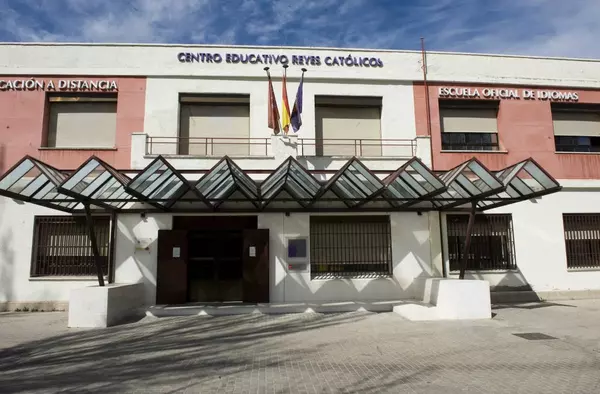 Abierto el plazo de solicitud para los cursos de Formación Municipal de Adultos del Centro Educativo Reyes Católicos