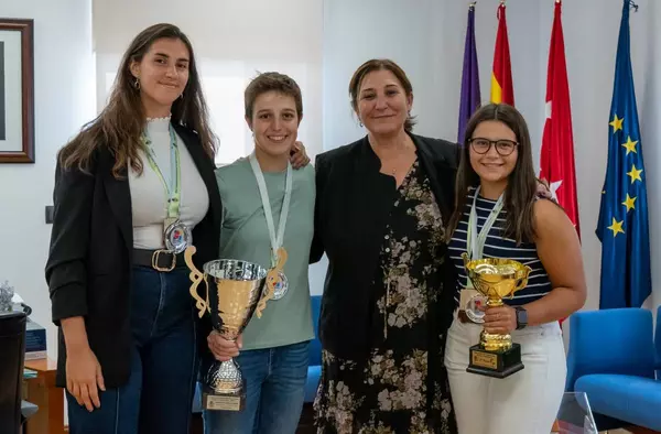 La alcaldesa recibe al equipo femenino del Club Arqueros de Pozuelo tras proclamarse campeonas de España y subcampeonas de Europa