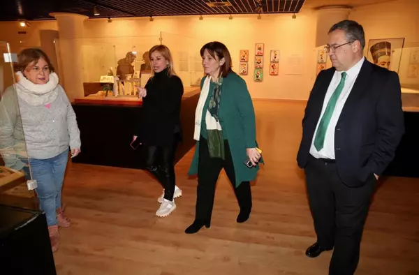 La exposición 'Con Disney a Egipto' del Espacio MIRA de Pozuelo recibe la visita de la alcaldesa