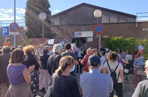Nueva concentración en defensa de la Sanidad Pública en el Centro de Salud de la calle Emisora