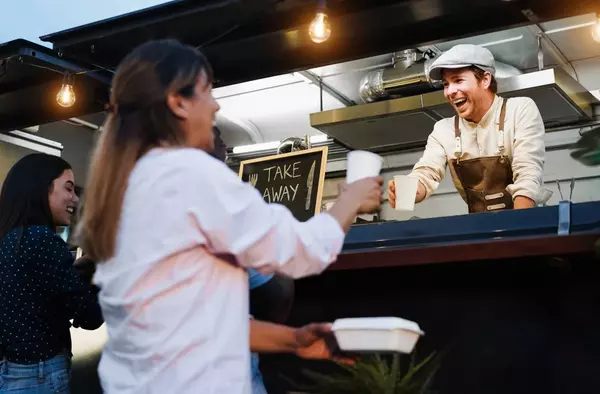 PSOE Pozuelo denuncia presuntas irregularidades en la licitación del servicio de food truck para las fiestas de Navidad 