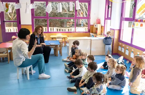 La alcaldesa de Pozuelo visita la Escuela Infantil Los Madroños donde imparte clases 'la mejor profesora del mundo'