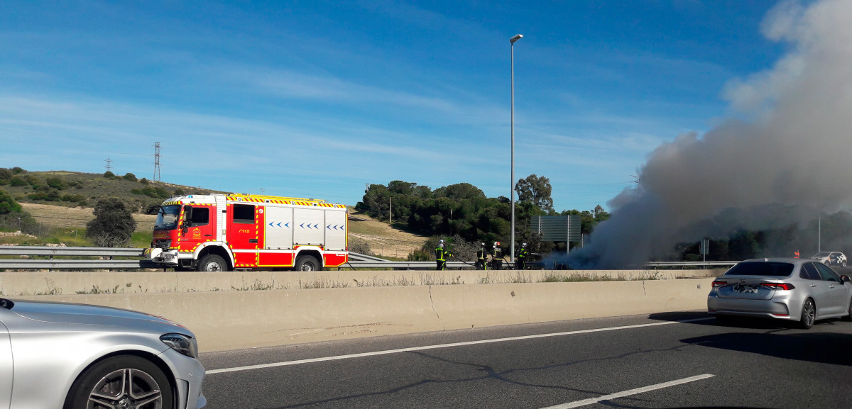 
                                                    Un vehículo en llamas complica la circulación en la M-50 a la altura de Majadahonda