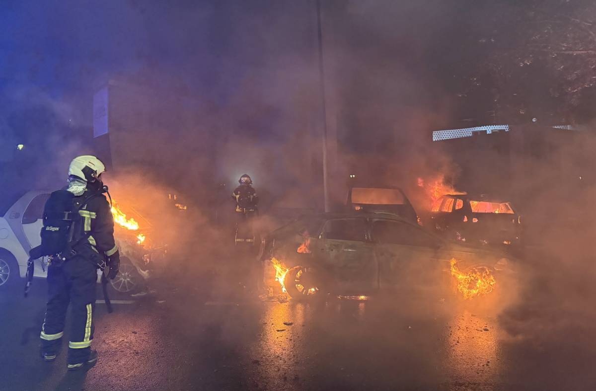 Arden seis vehículos aparcados en una calle de Pozuelo: estas son las imágenes