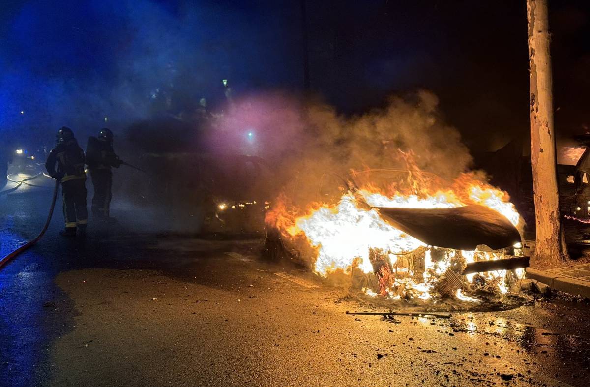 Arden seis vehículos aparcados en una calle de Pozuelo: estas son las imágenes