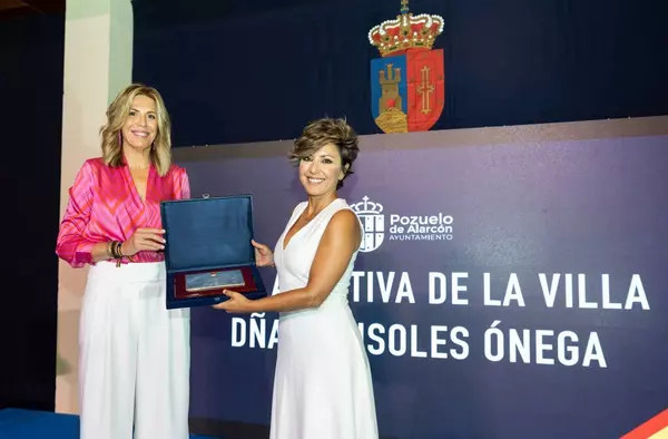La periodista Sonsoles Ónega recoge el título de Hija Adoptiva de Pozuelo de Alarcón 