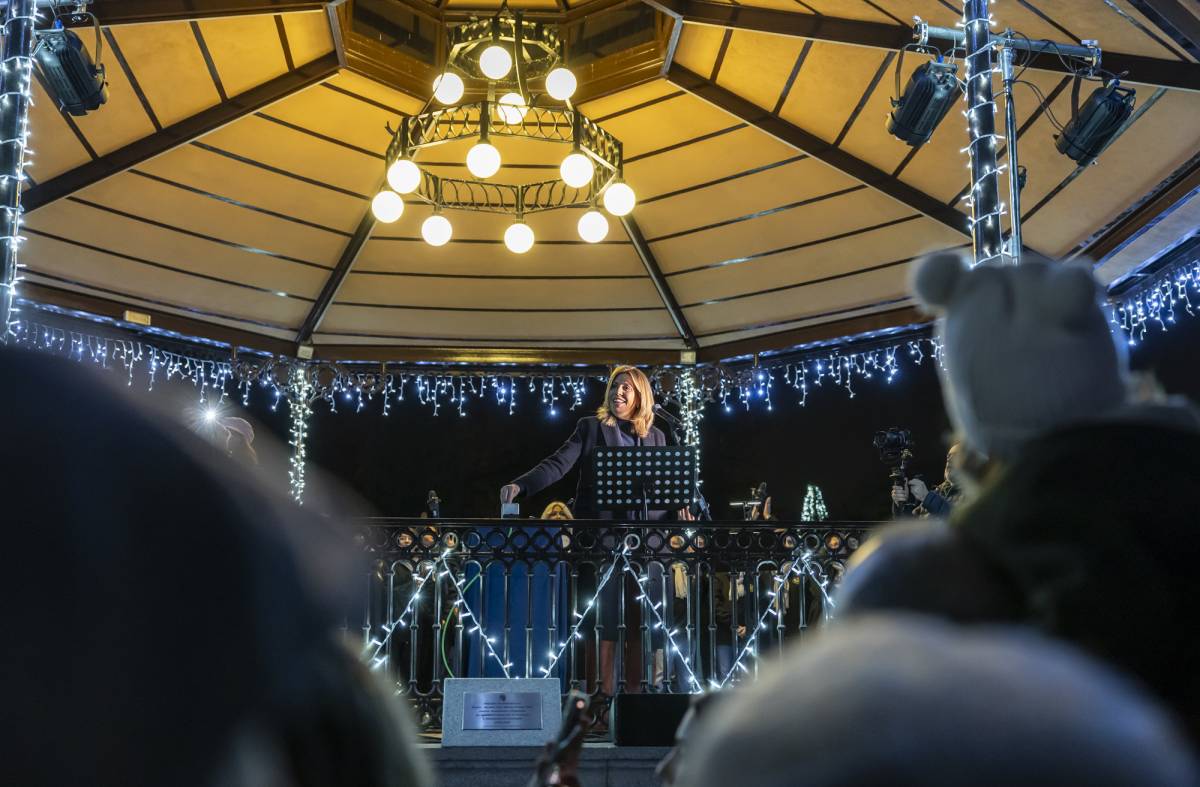 Pozuelo de Alarcón inauguró la Navidad con el tradicional encendido de luces y una suelta espectacular de farolillos