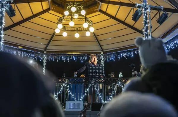 Pozuelo de Alarcón inauguró la Navidad con el tradicional encendido de luces y una suelta espectacular de farolillos