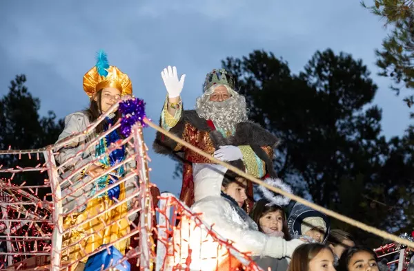 Los Reyes Magos de Oriente llenaron Pozuelo de magia e ilusión en una Gran Cabalgata: estas son las imágenes 