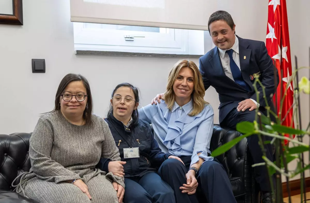 La alcaldesa de Pozuelo reconoce la labor que realizan tres empleados municipales con Síndrome de Down