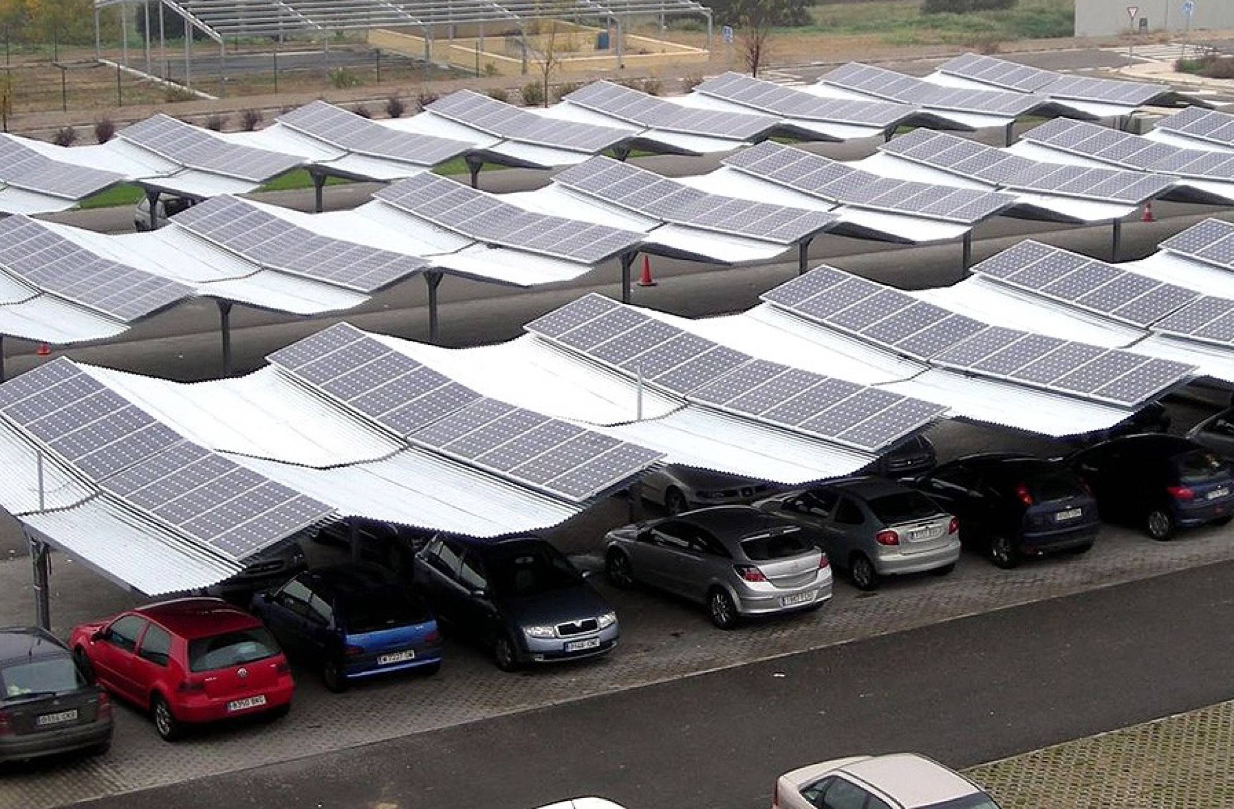 La instalación de pérgolas fotovoltaicas en aparcamientos públicos de Pozuelo llegará al Pleno de la mano del PSOE 