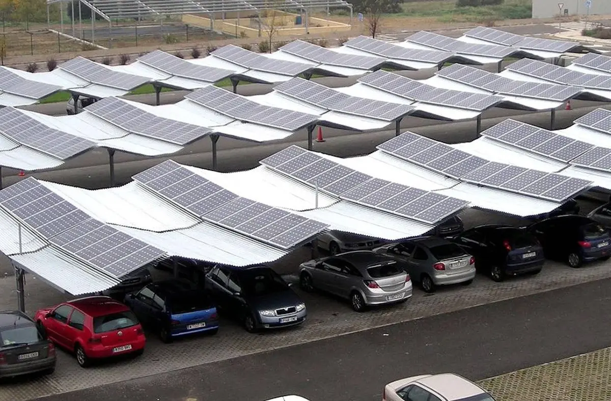 La instalación de pérgolas fotovoltaicas en aparcamientos públicos de Pozuelo llegará al Pleno de la mano del PSOE 