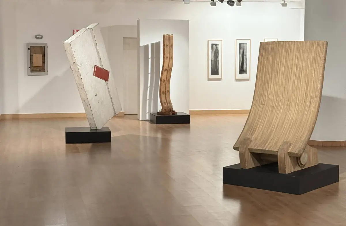 Del acero al cartón: el artista asturiano Herminio Álvarez expone sus obras en Pozuelo