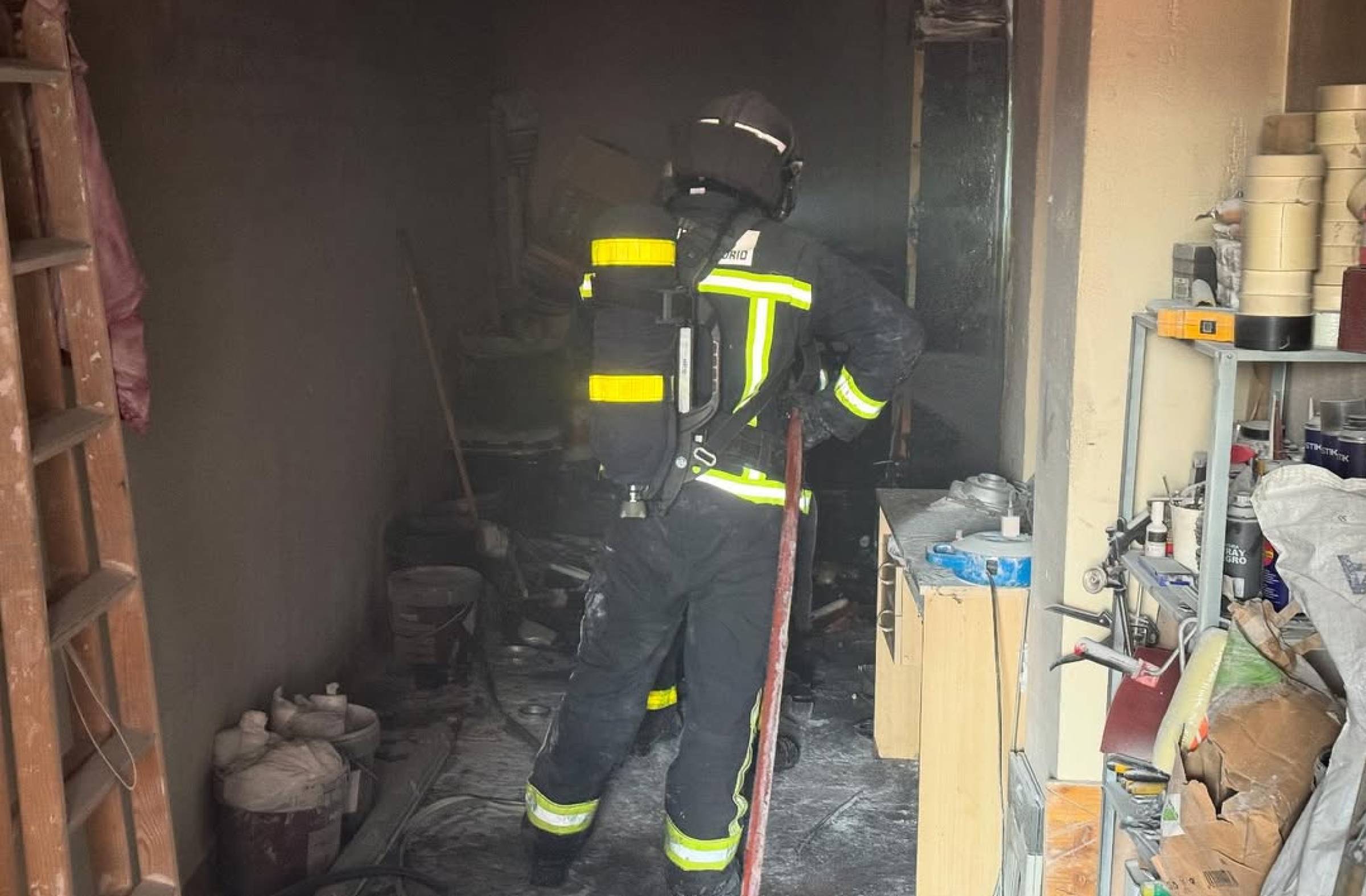 Un incendio en Pozuelo arrasa el almacén de una urbanización y obliga a confinar a los vecinos