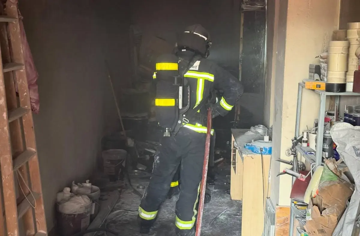 Un incendio en Pozuelo arrasa el almacén de una urbanización y obliga a confinar a los vecinos