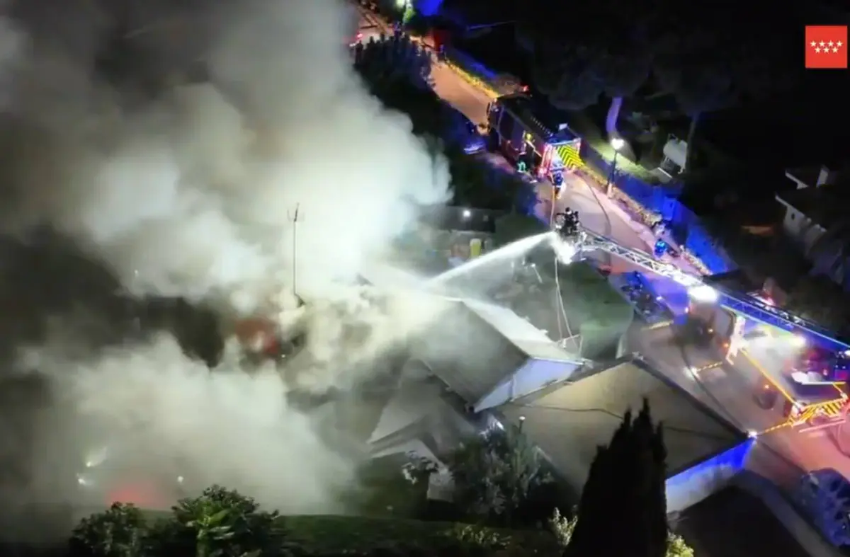 El incendio de un chalet en Pozuelo moviliza a nueve dotaciones de bomberos y a los servicios de emergencia