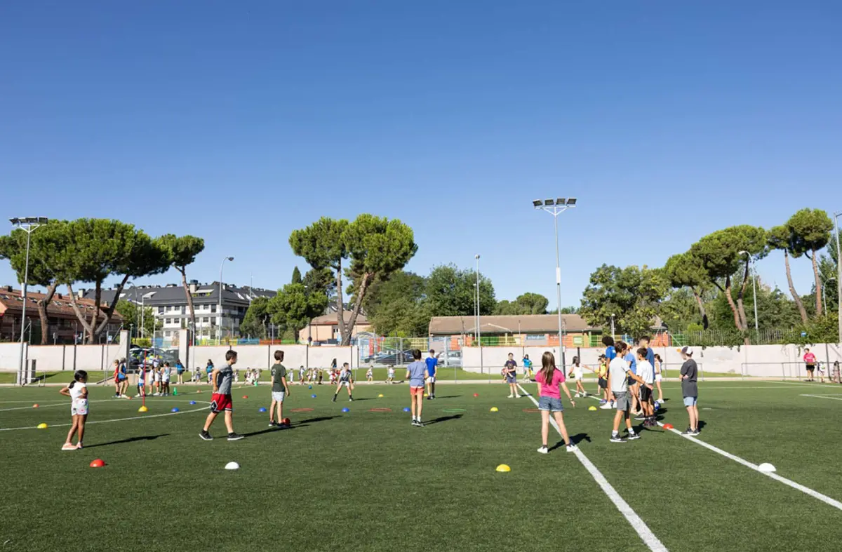 Más de 320 niños de Pozuelo participan en los campamentos deportivos del polideportivo Carlos Ruiz este mes de agosto