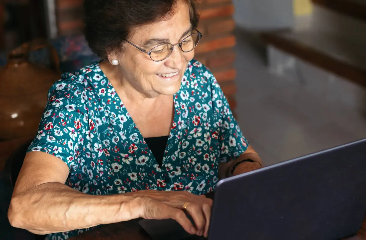 Pozuelo presenta su oferta de cursos y talleres para sénior en el Centro Educativo Reyes Católicos