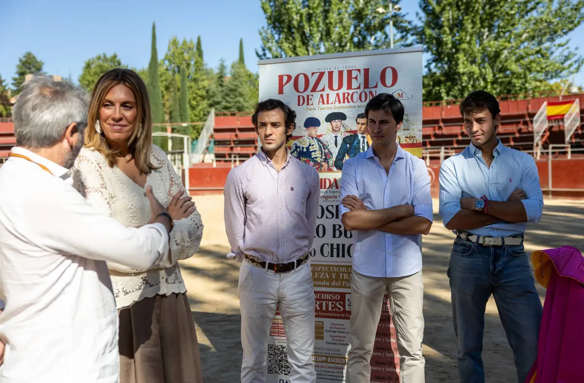 La alcaldesa de Pozuelo visita la plaza de toros junto a los tres toreros del cartel de este lunes