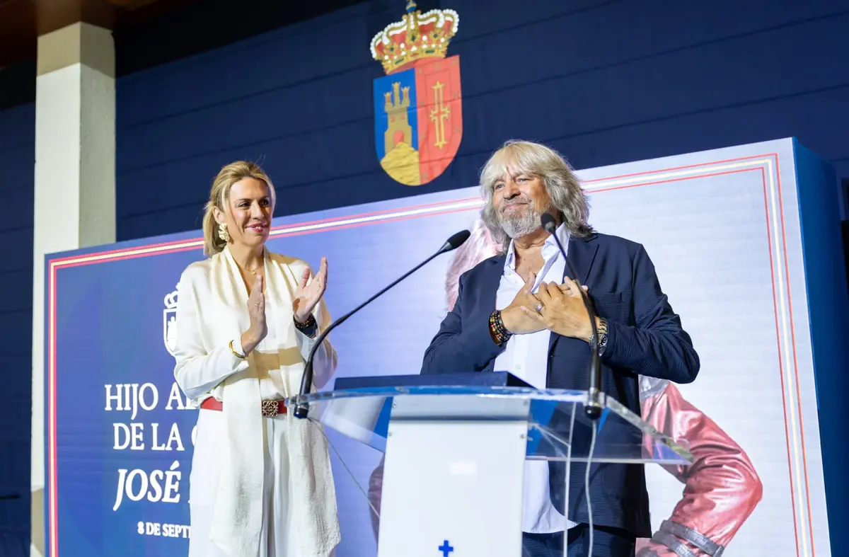 La alcaldesa de Pozuelo entrega al cantaor flamenco y vecino de la ciudad, José Mercé, el título de Hijo Adoptivo