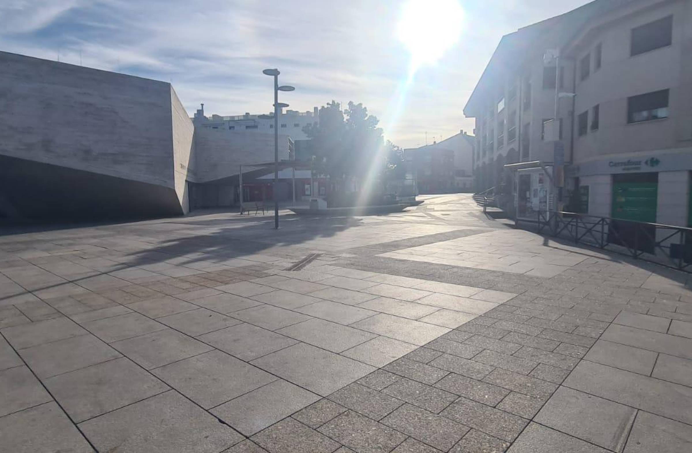 El Ayuntamiento de Pozuelo intensifica la limpieza de la Plaza del Padre Vallet y su entorno con un lavado especial 