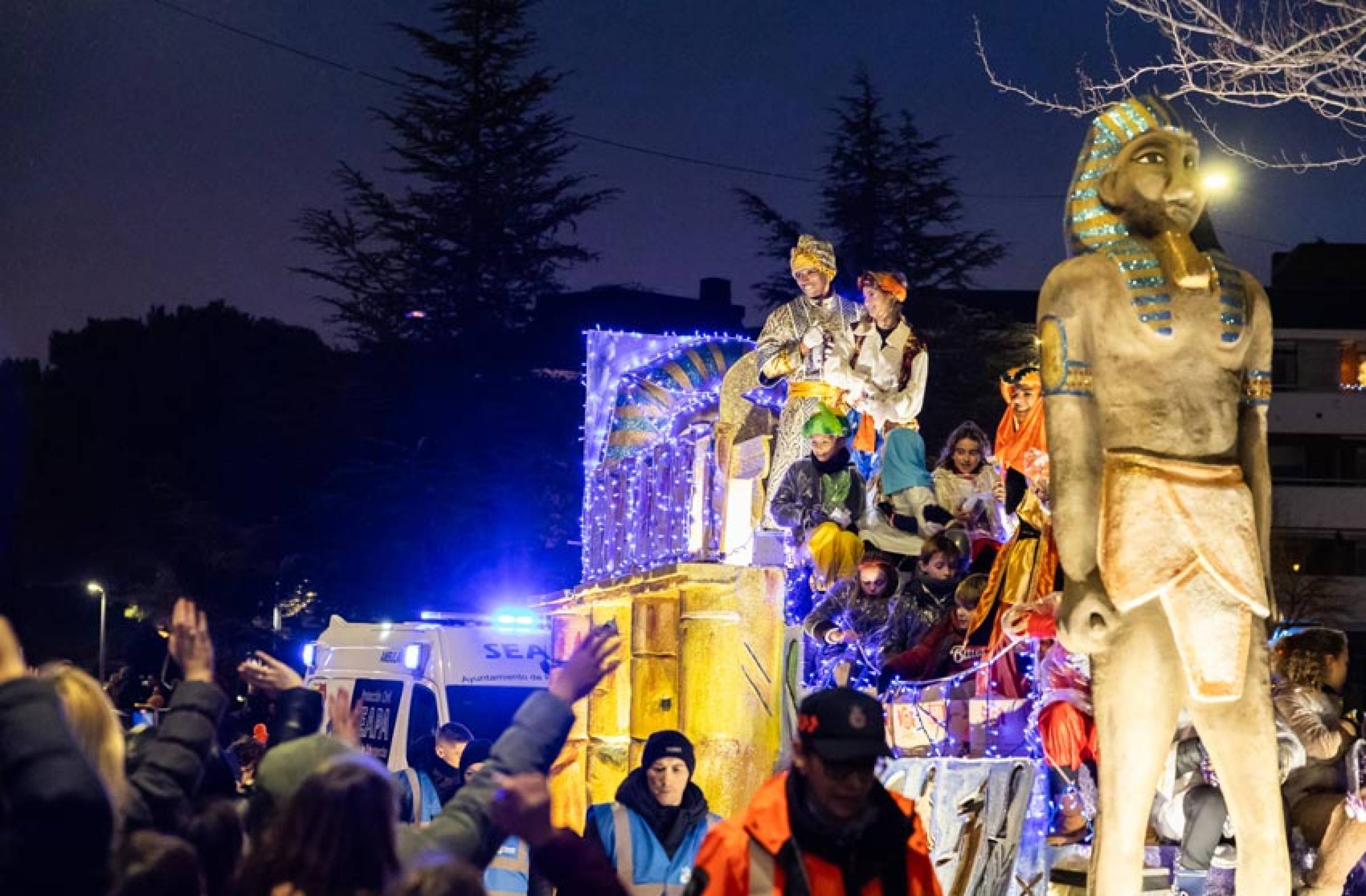 Carrozas y reparto de caramelos en la cabalgata de Pozuelo