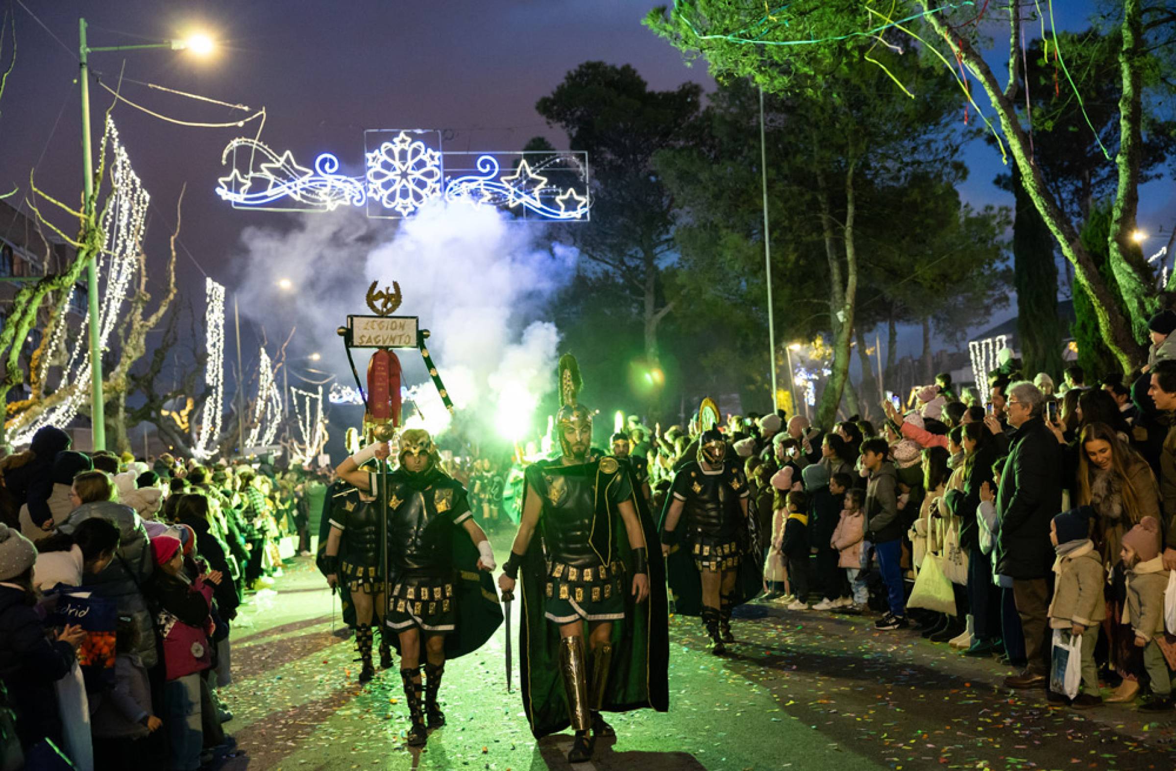 Desfile con música y personajes históricos