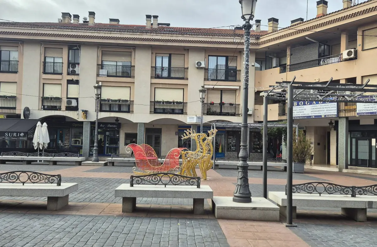 Mas Madrid Pozuelo denuncia la 'pobreza' de la iluminación navideña en la Plaza Mayor 