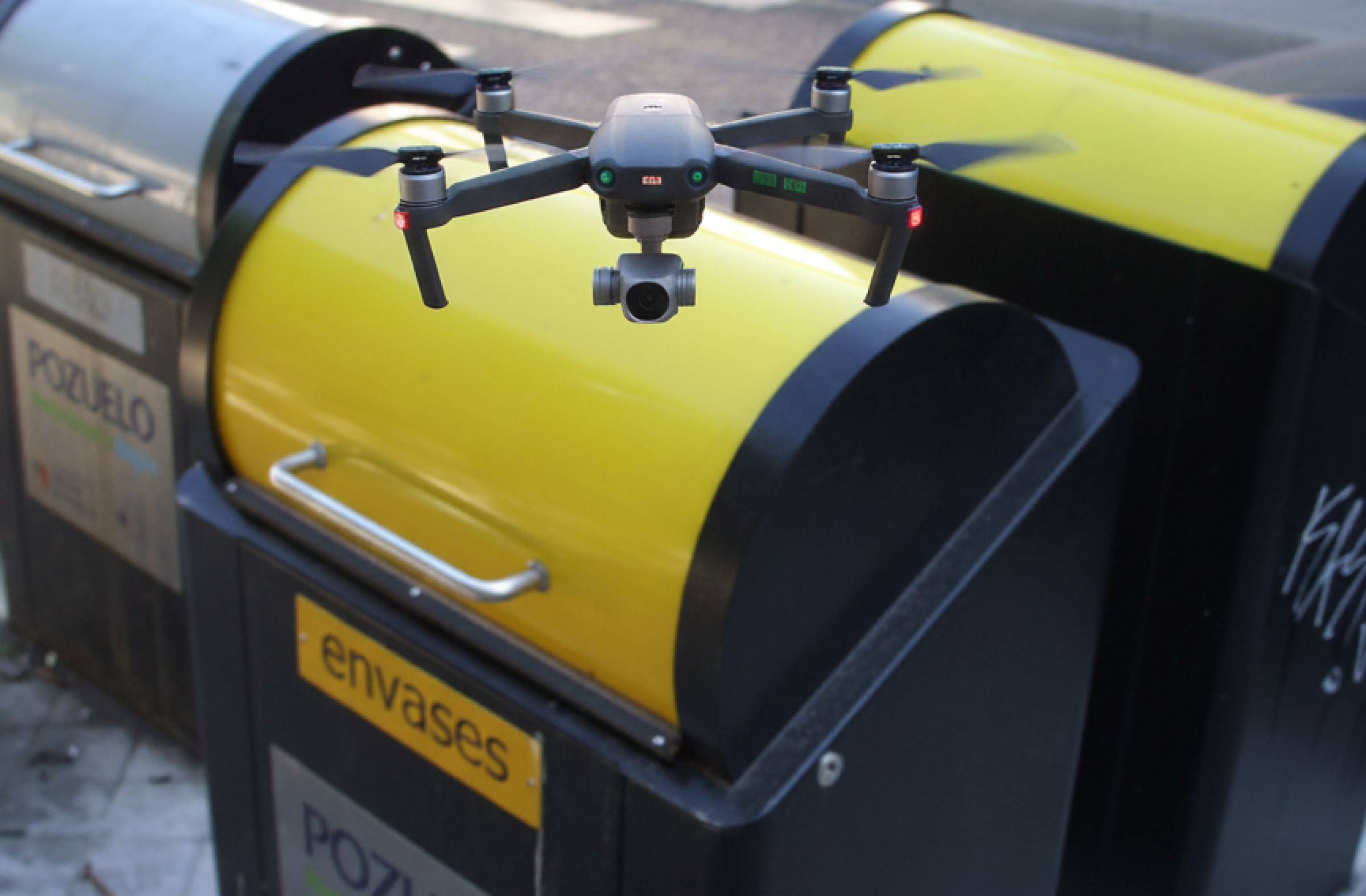 
                                                    Pozuelo activa una flota de drones que supervisará el correcto reciclaje