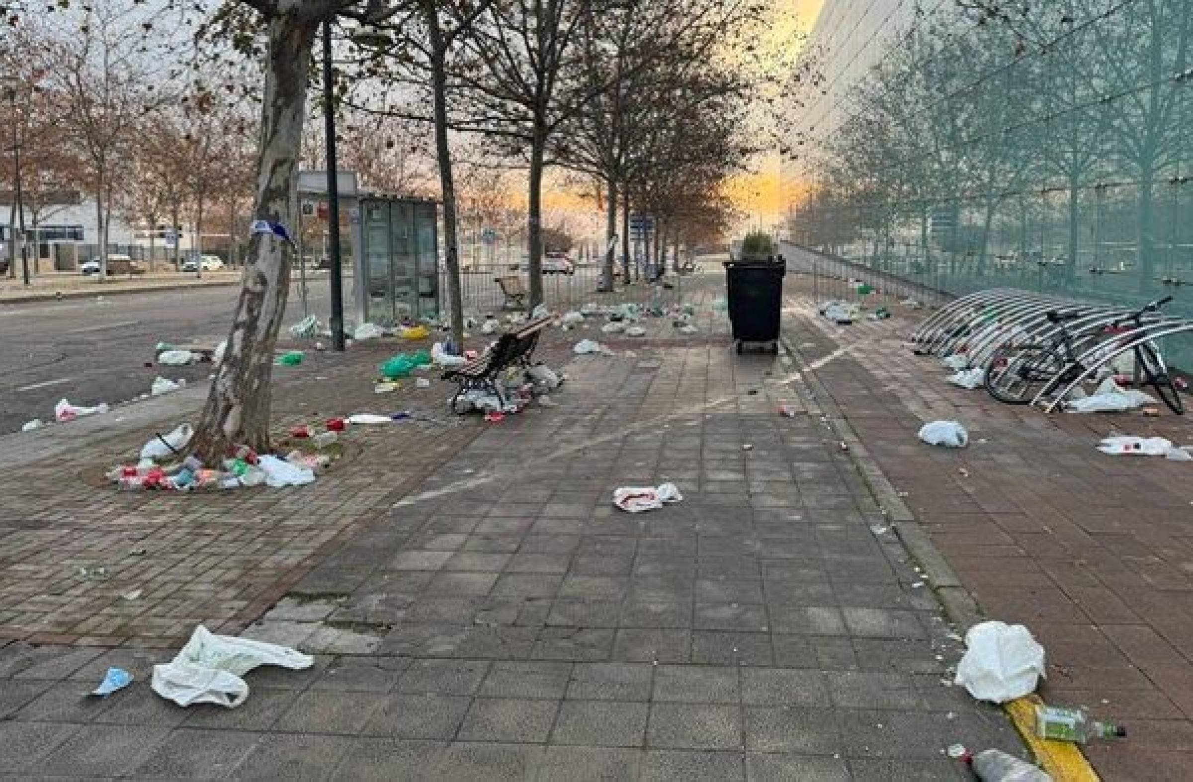 
                                                    Botellón y molestias: el PSOE de Pozuelo lleva al Pleno las quejas vecinales sobre las fiestas navideñas
