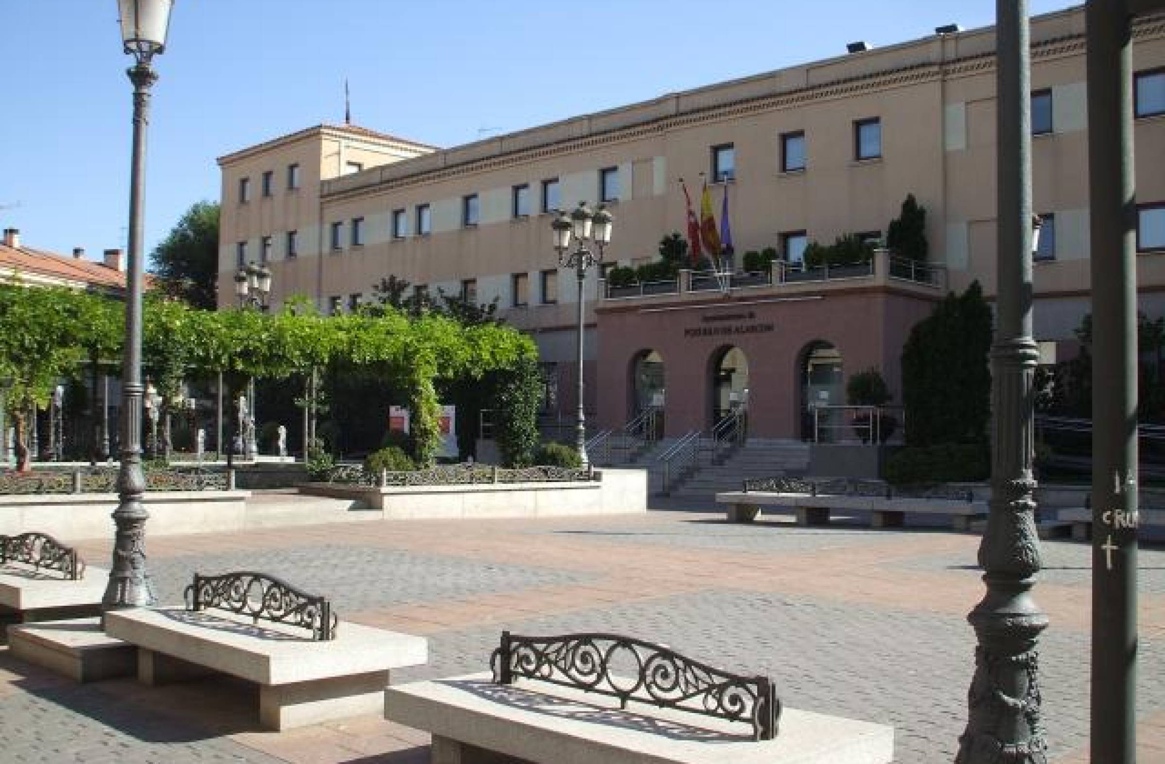 
                                                    El Ayuntamiento de Pozuelo defiende ante el juez que el centro de inmigrantes incumple incluso la normativa estatal