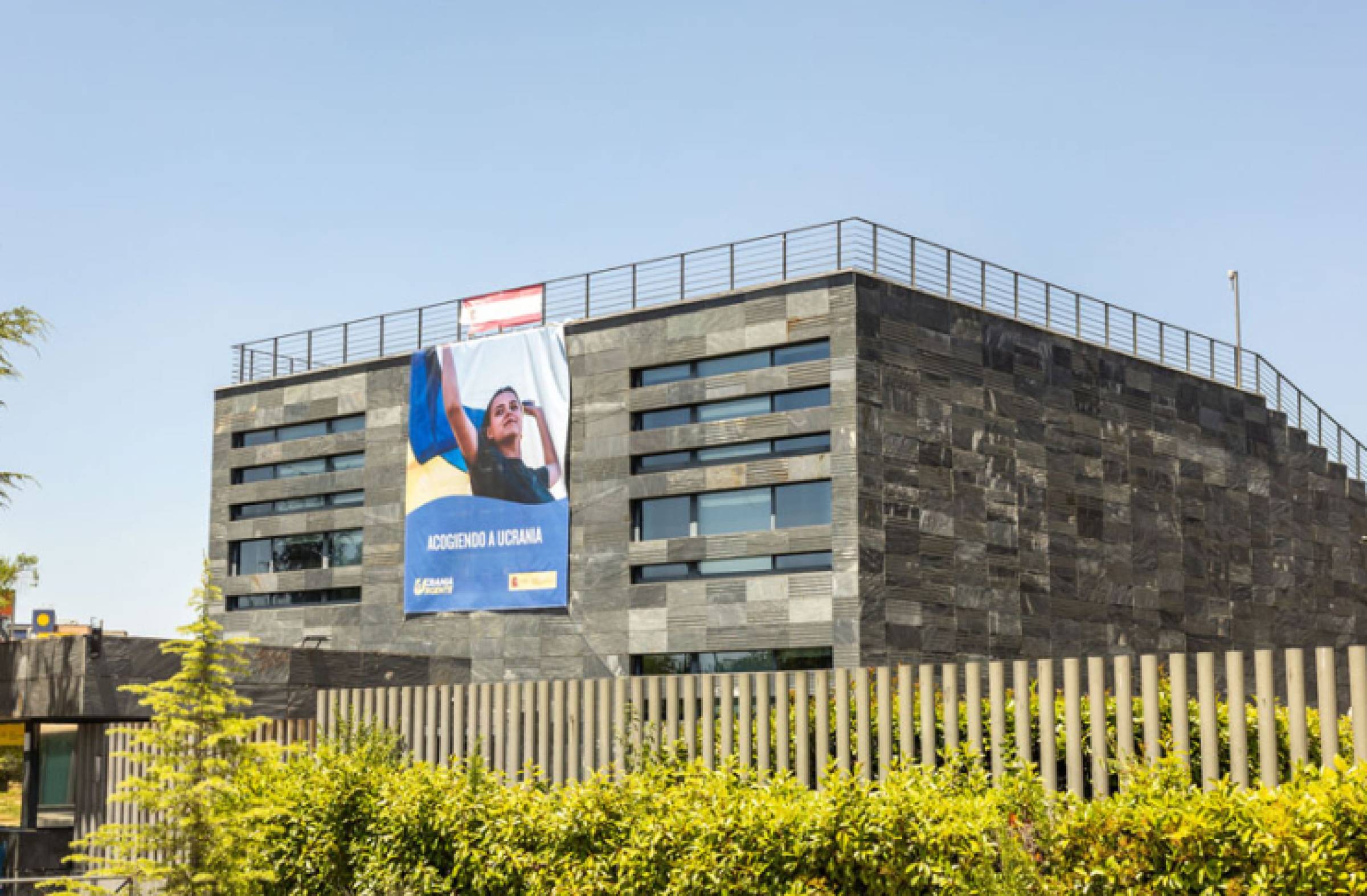 
                                                    El Ayuntamiento de Pozuelo recurrirá ante el TSJM la decisión cautelar de mantener abierto el centro de inmigrantes