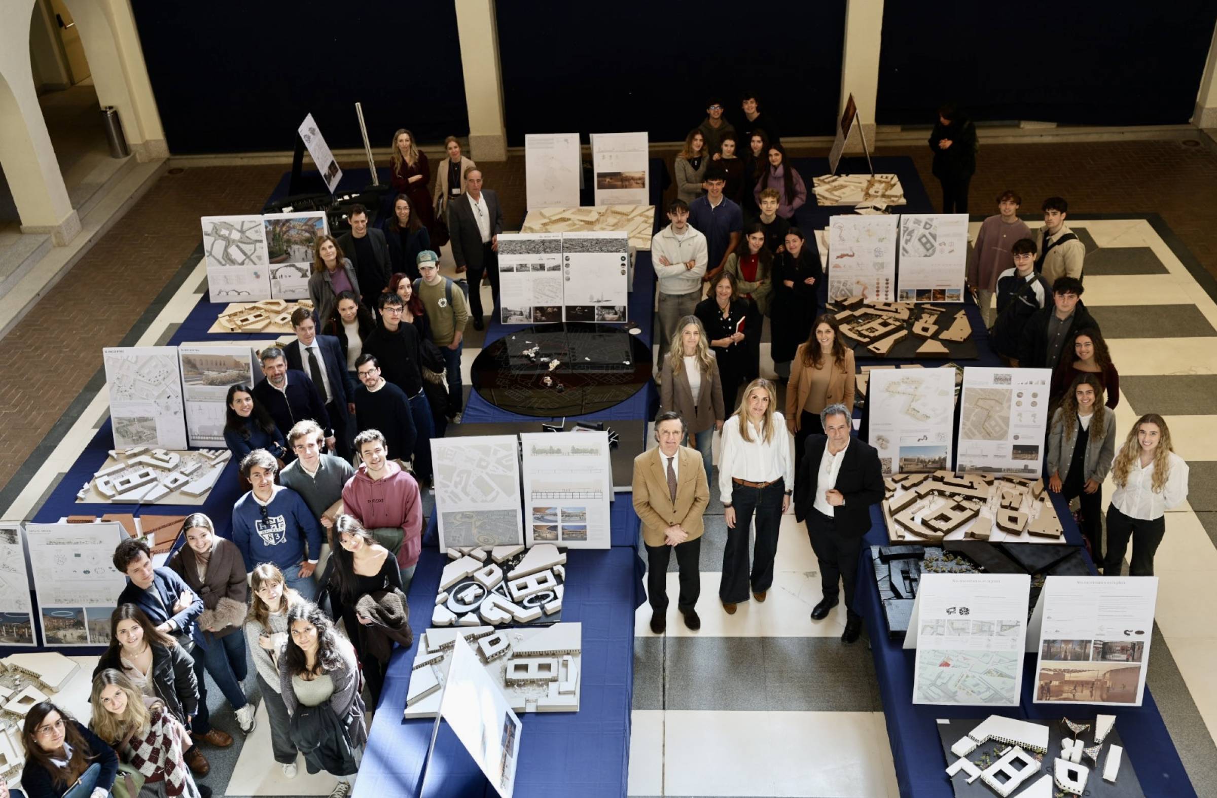 
                                                    Pozuelo expone las maquetas de las propuestas para remodelar las plazas Mayor y Padre Vallet 