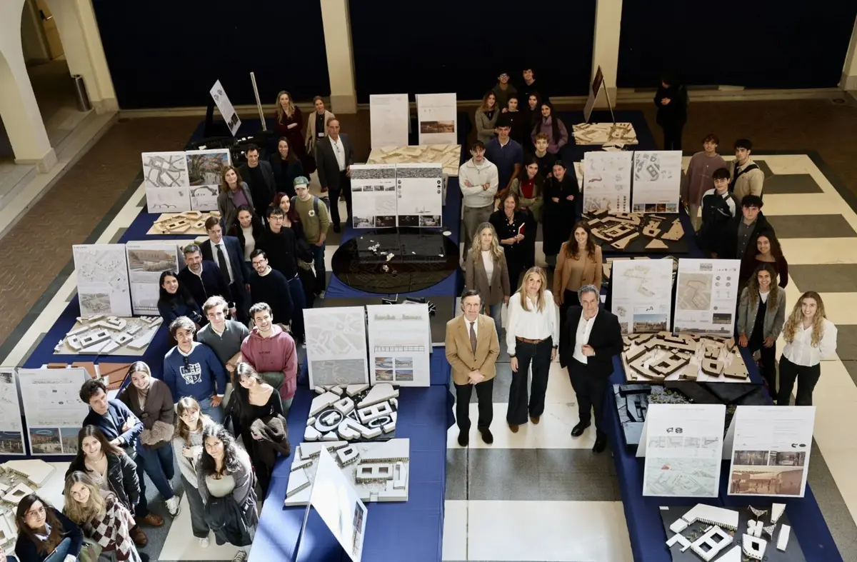 Pozuelo expone las maquetas de las propuestas para remodelar las plazas Mayor y Padre Vallet 