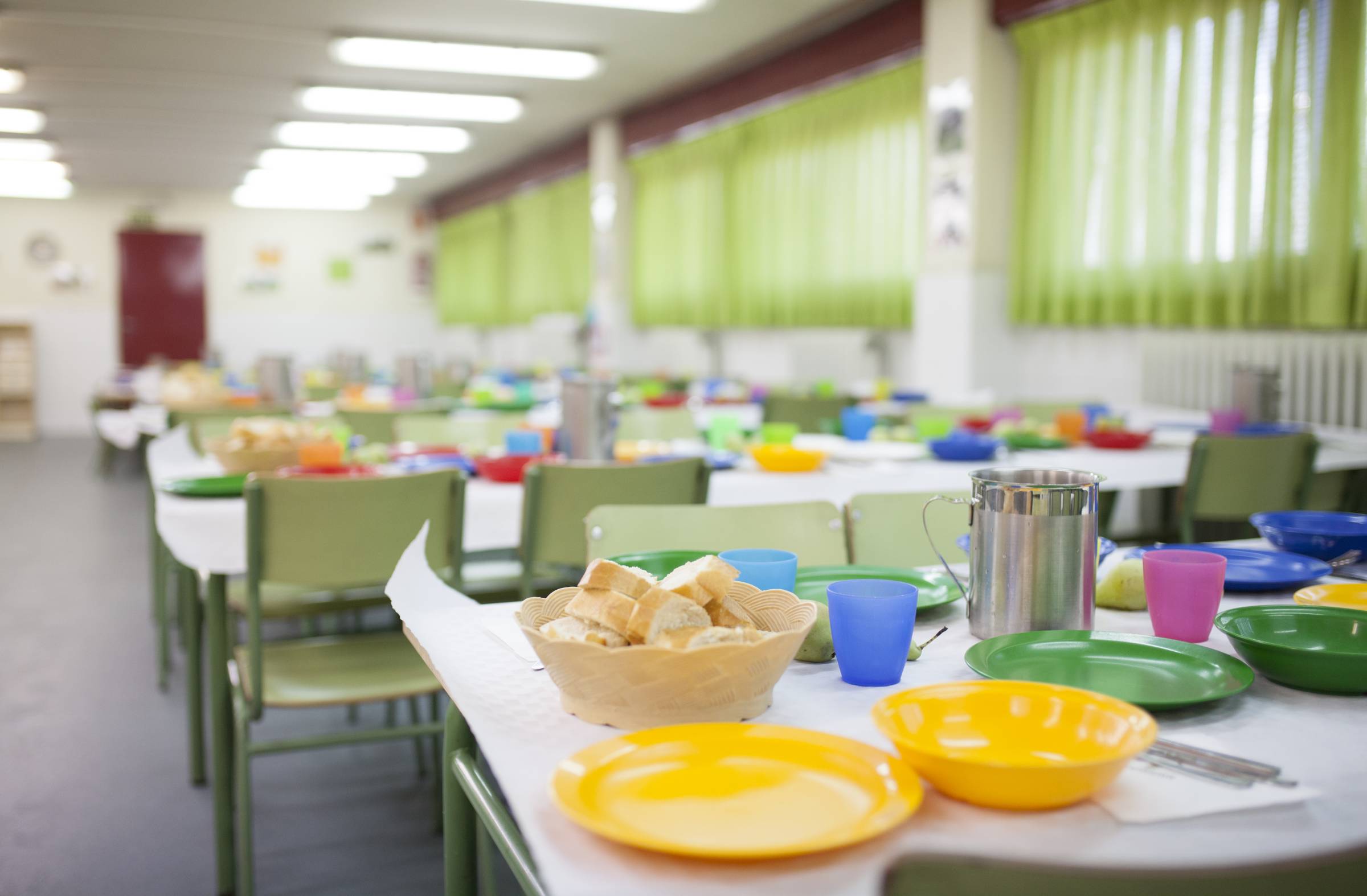 El calor en las aulas y el comedor escolar abren un nuevo frente político en Pozuelo entre oposición y Gobierno local