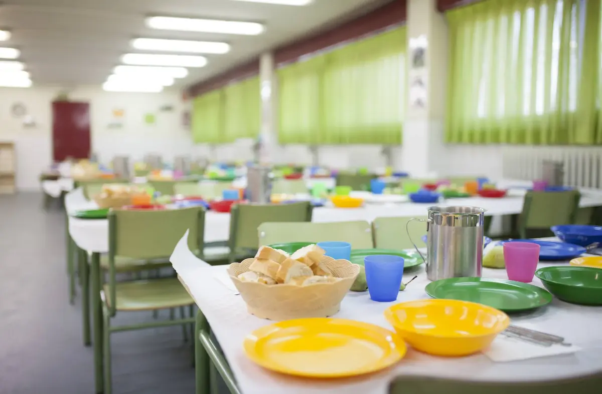 El calor en las aulas y el comedor escolar abren un nuevo frente político en Pozuelo entre oposición y Gobierno local