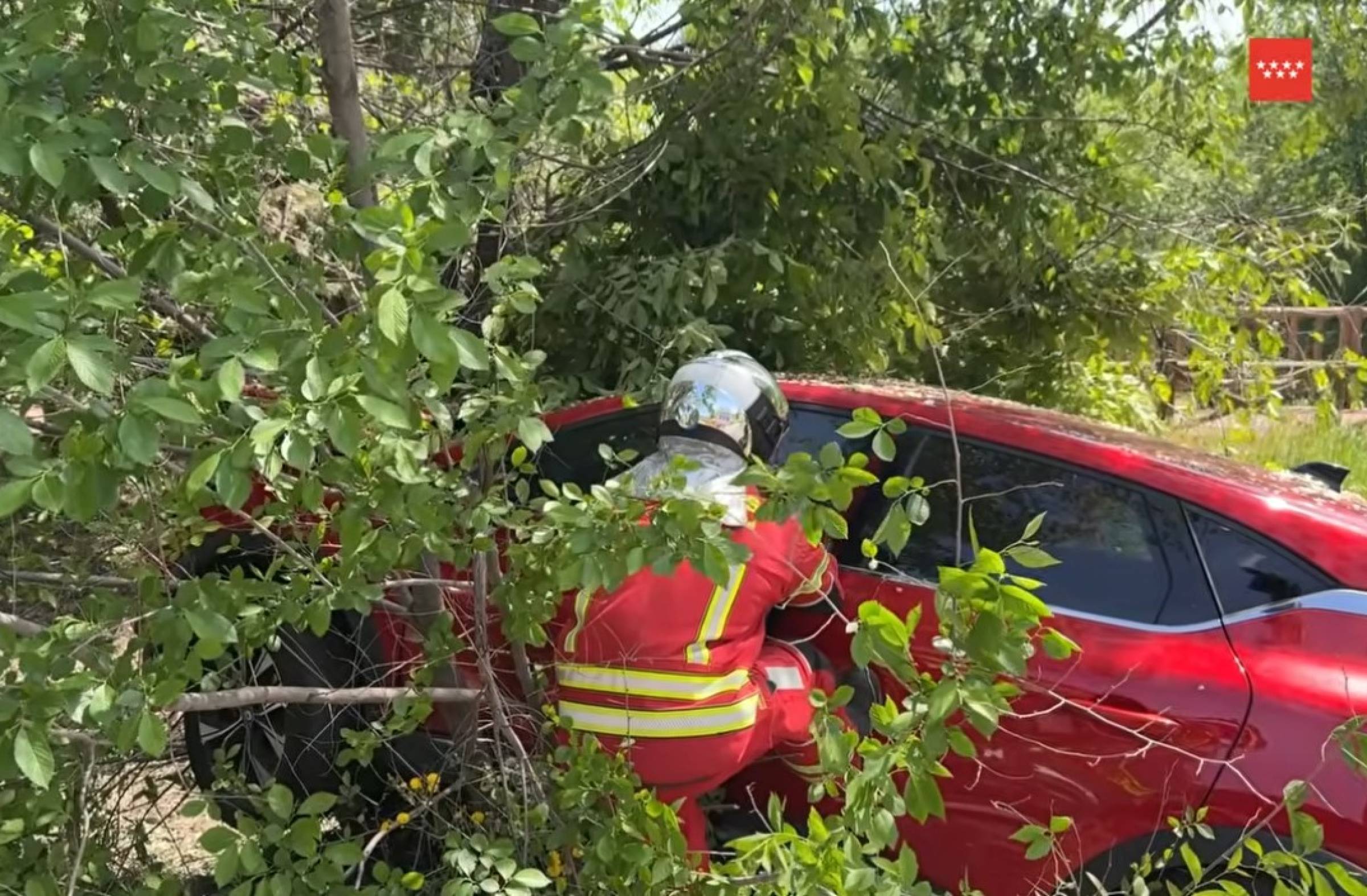 Accidente en la M-508 en Pozuelo: una conductora herida tras salirse de la vía y encajar el coche entre árboles