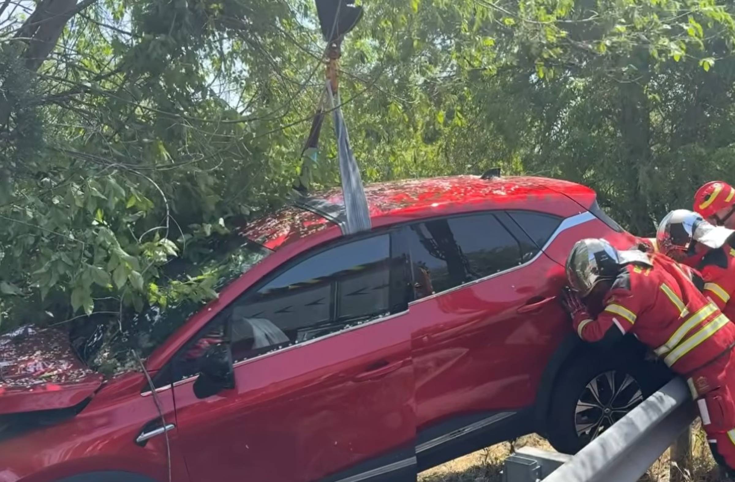 Accidente en la M-508 en Pozuelo: una conductora herida tras salirse de la vía y encajar el coche entre árboles