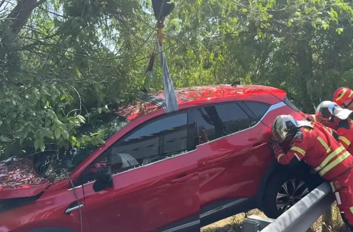 Accidente en la M-508 en Pozuelo: una conductora herida tras salirse de la vía y encajar el coche entre árboles