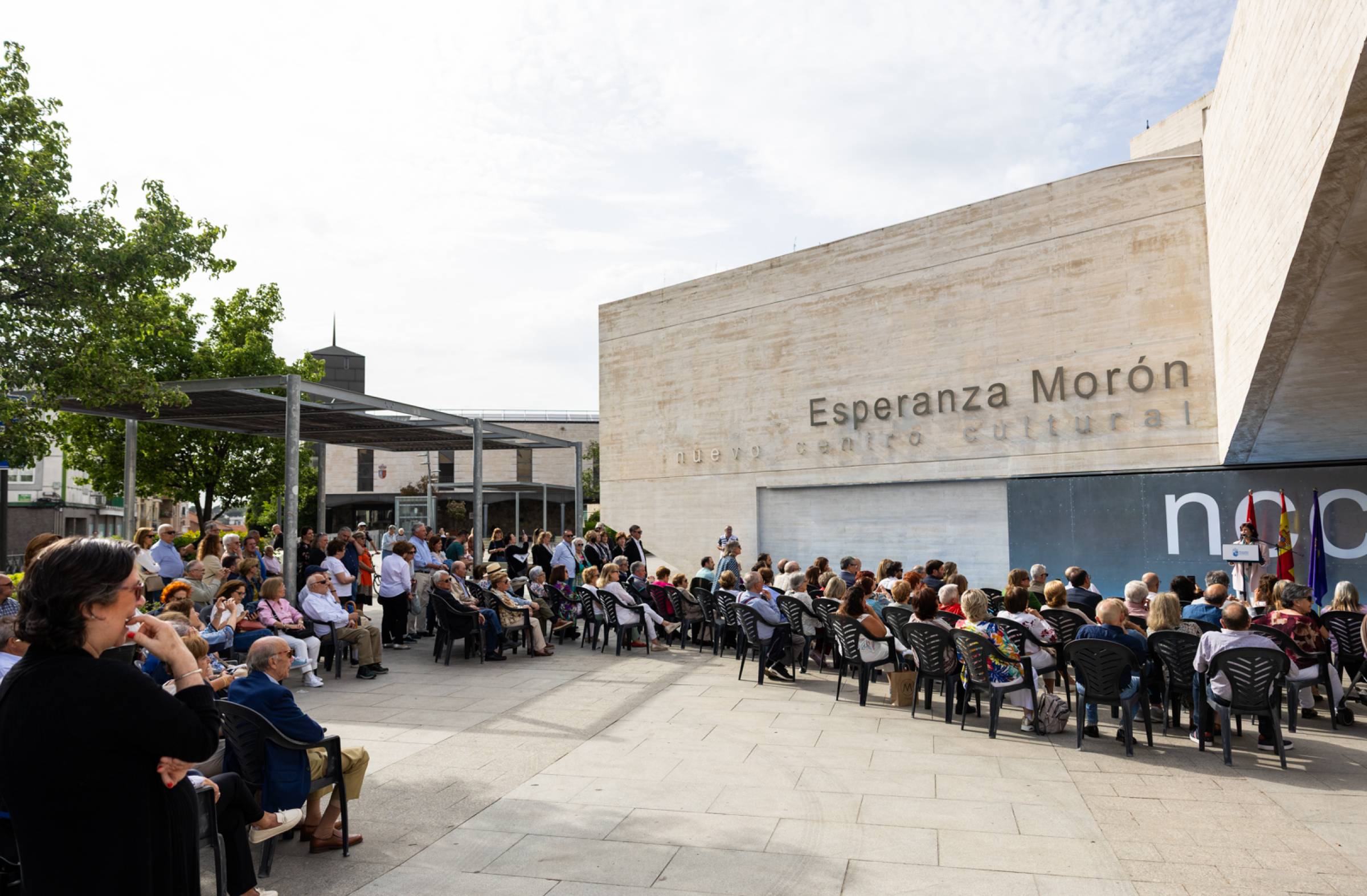 
                                                    El centro cultural de Padre Vallet ya luce el nombre de Esperanza Morón 