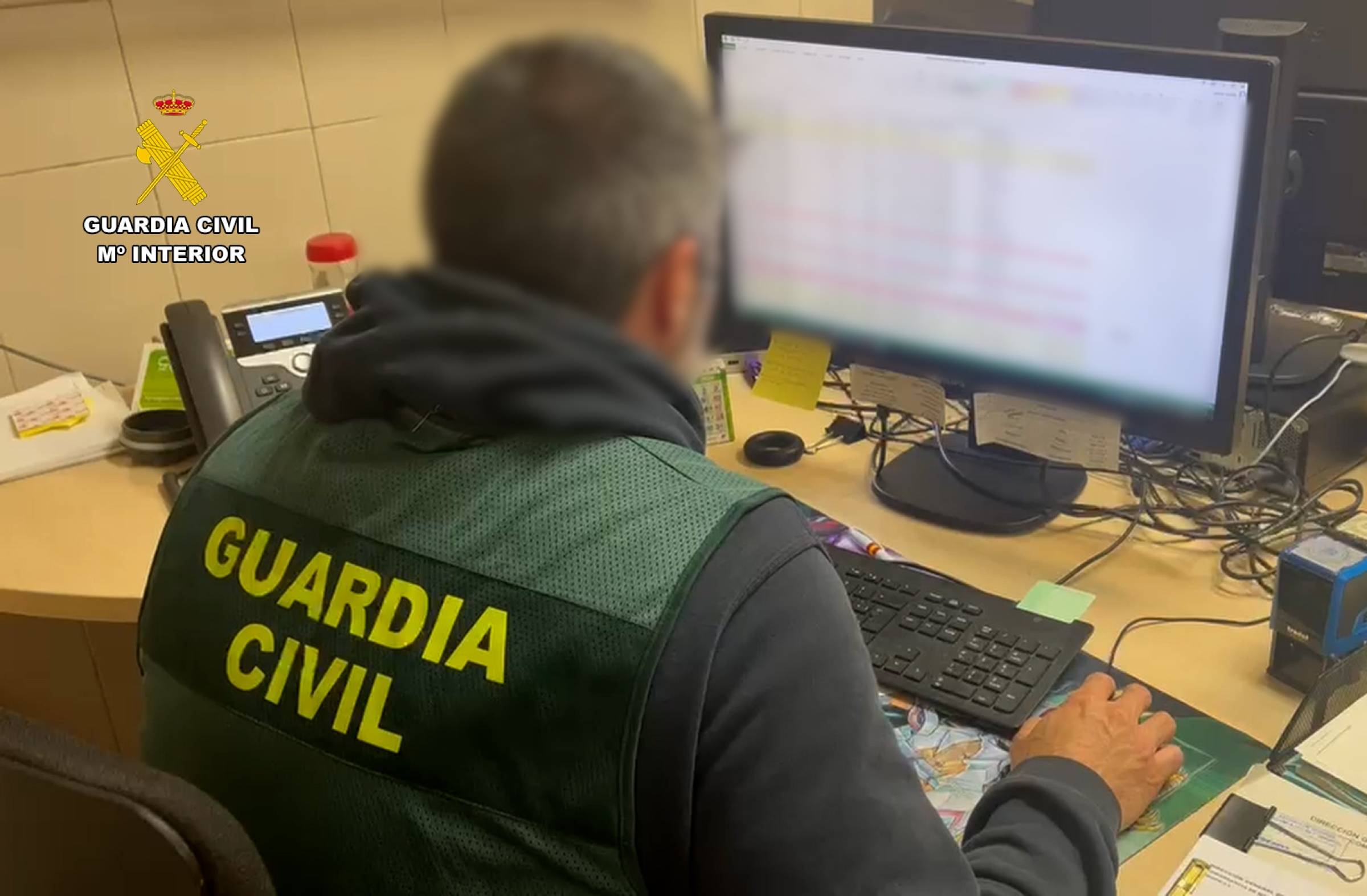 
                                                    La Guardia Civil registra una vivienda en Pozuelo vinculada a una red criminal que estafó casi dos millones con falsas inversiones