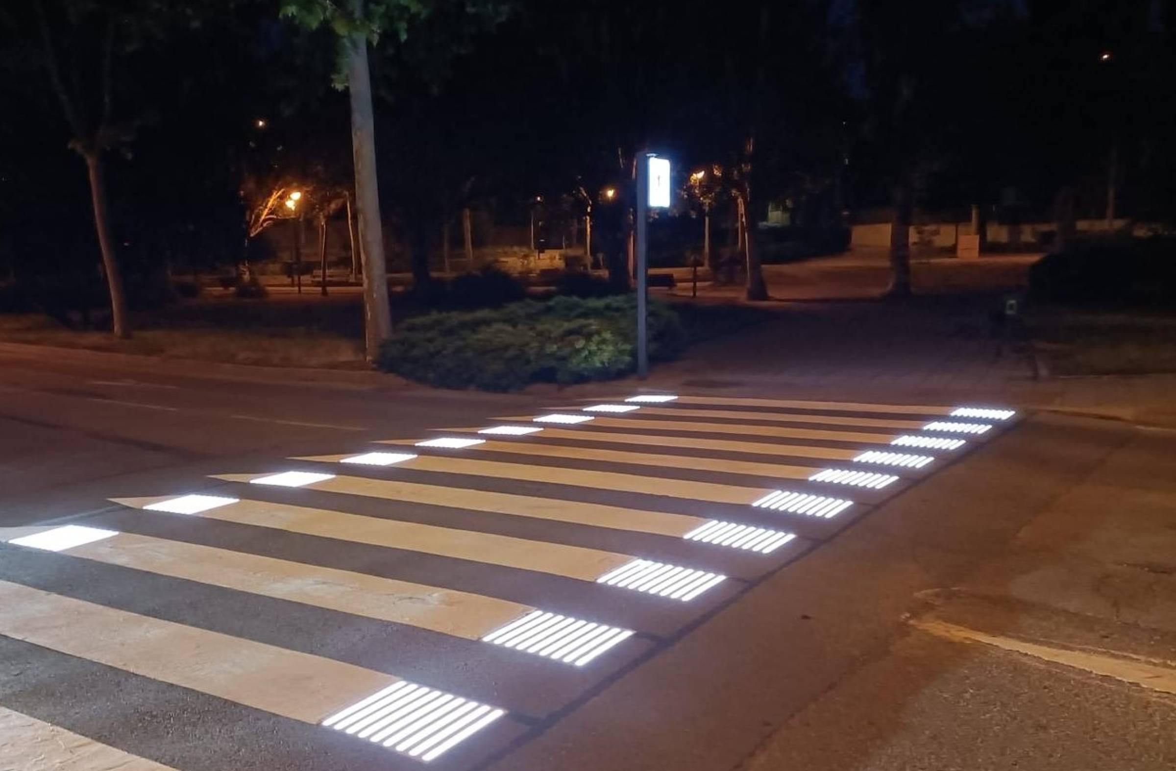 
                                                    Pozuelo estrena pasos de cebra inteligentes e iluminados para mejorar la seguridad vial