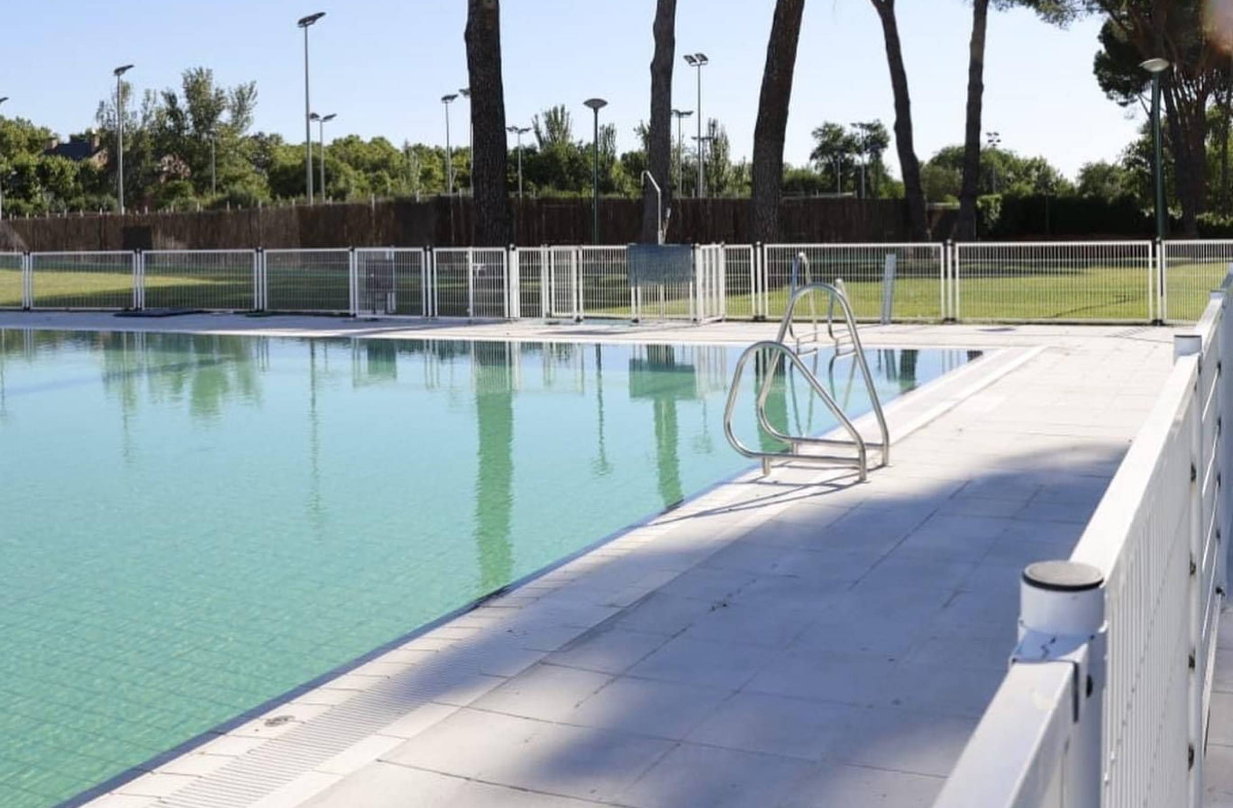 
                                                    Aprobados los proyectos para reformar las piscinas de verano del polideportivo Carlos Ruiz y asfaltar 50 calles de Pozuelo