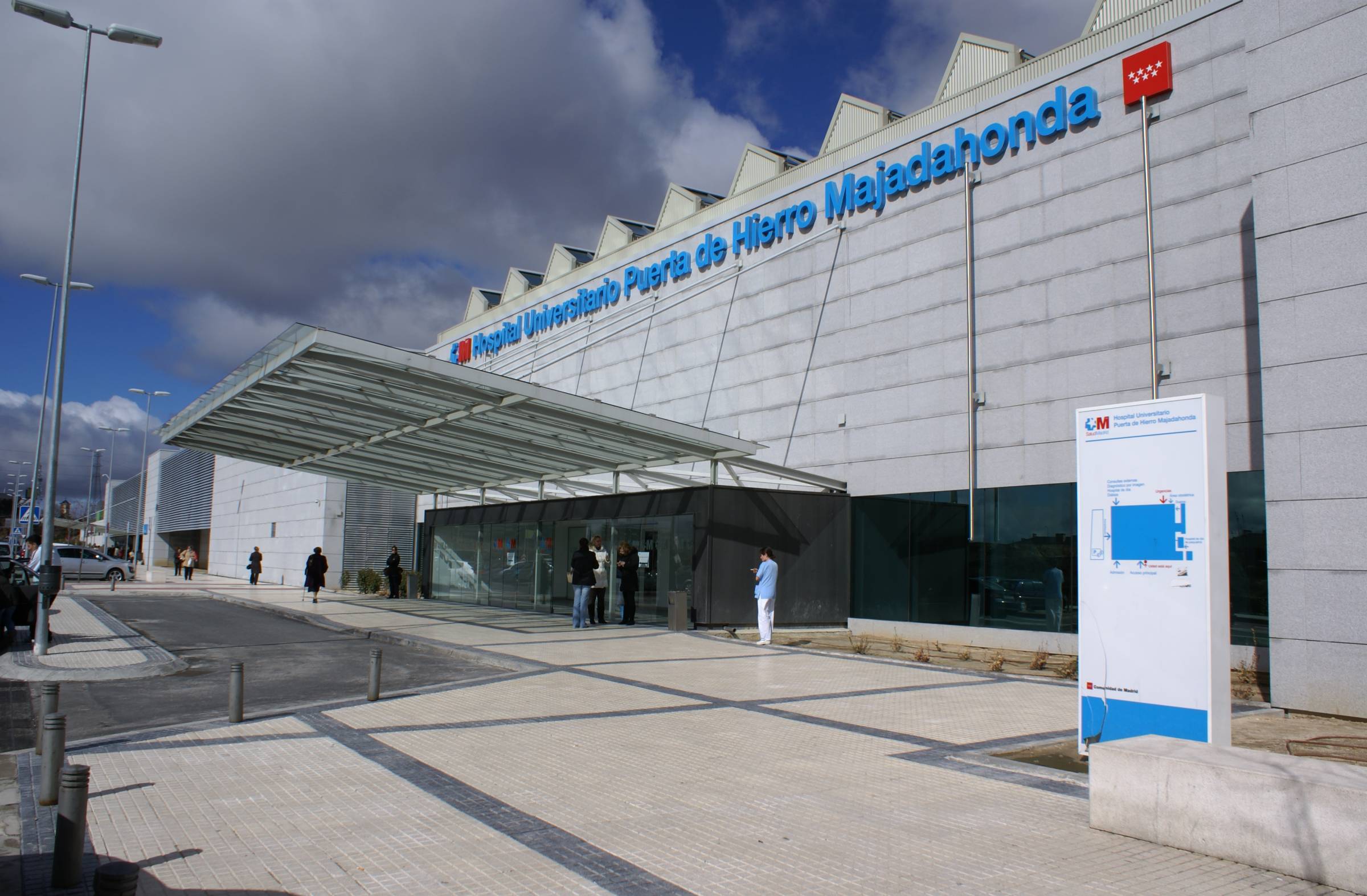 
                                                    Los médicos se concentran hoy ante el Hospital Puerta de Hierro en una nueva jornada de la huelga nacional