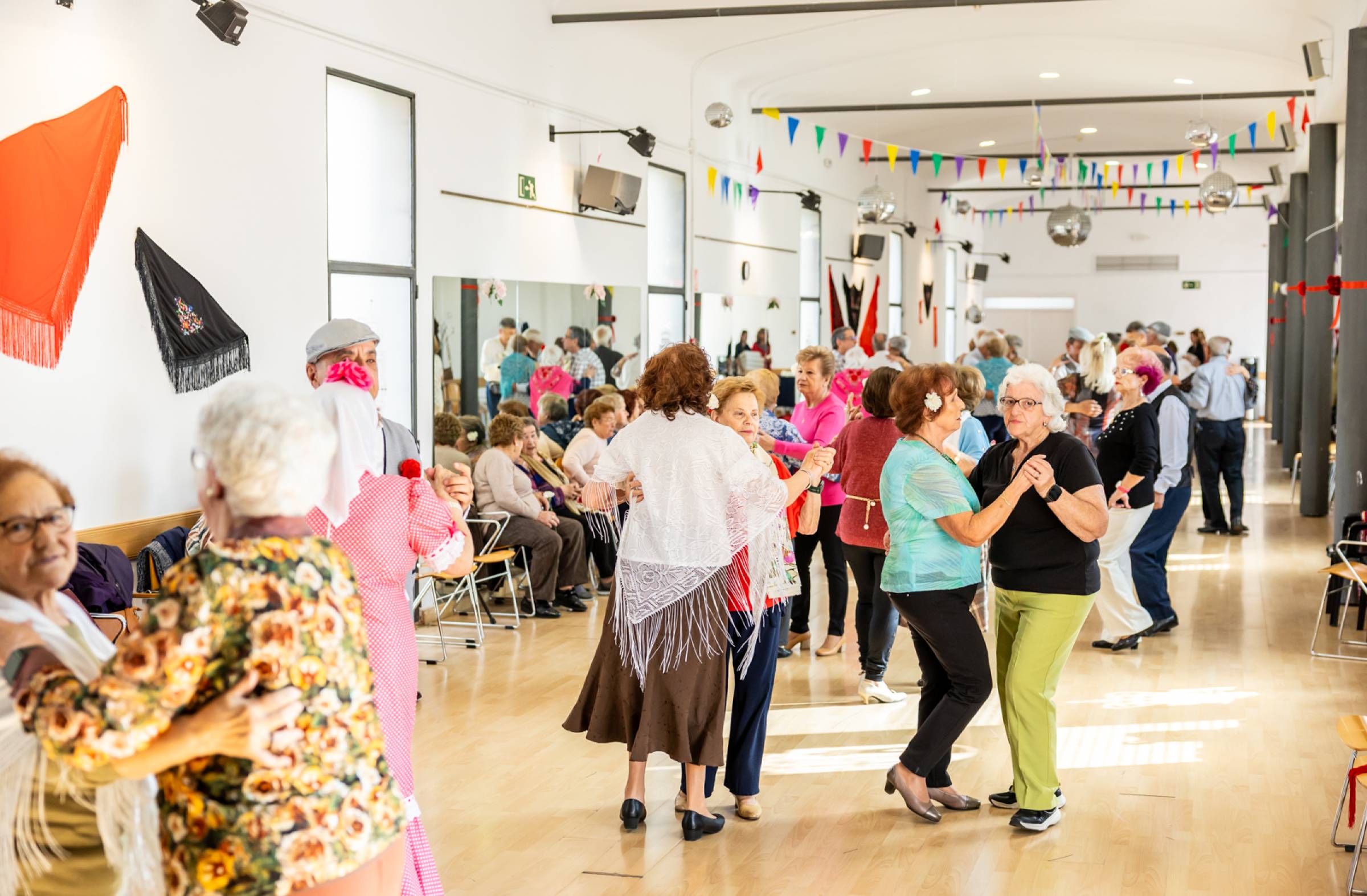 
                                                    Baile con música en directo para los mayores de Pozuelo todos los domingos de julio