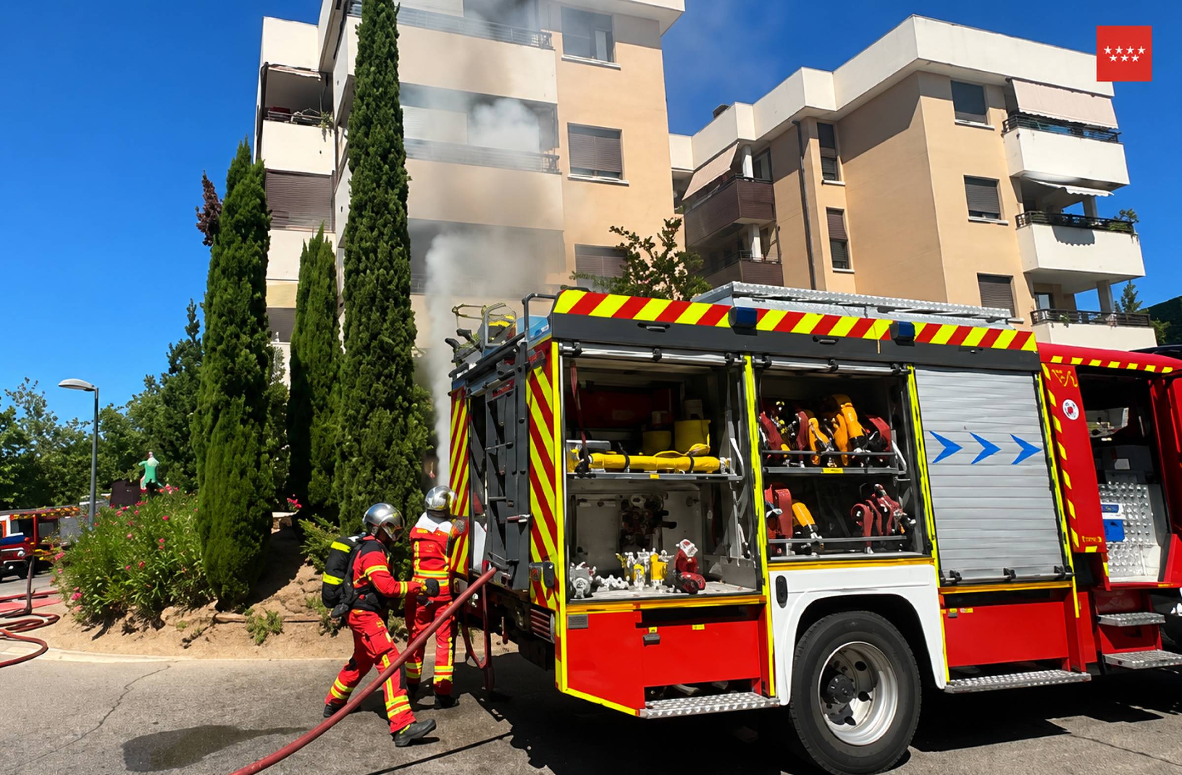 
                                                    Un incendio en una vivienda de Pozuelo obliga a intervenir a seis dotaciones de Bomberos